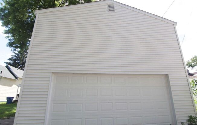 Nice 2 Bedroom 1 Bath House with Garage in Davenport