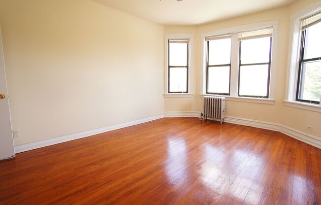 3 beds, 1 bath, 1,095 sqft, $1,995, Unit 1530-1A