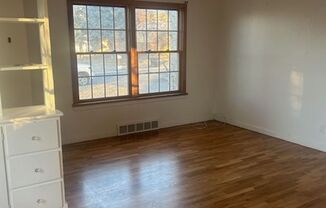 3 beds, 1 bath, $2,100