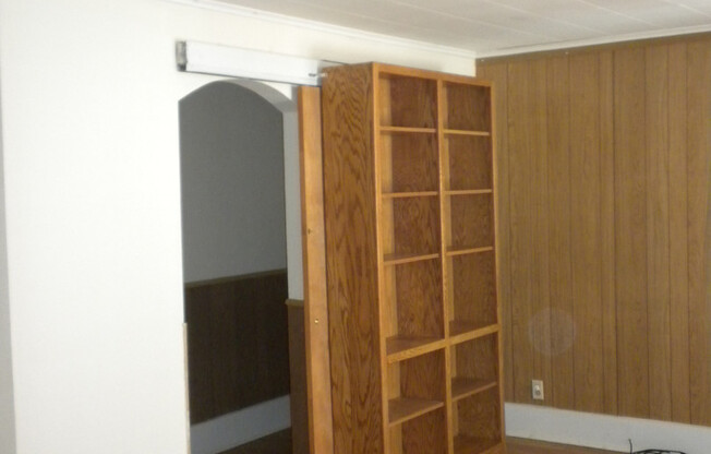 2 beds, 1 bath, $750, Unit Apt B