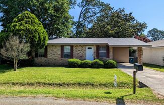 CUTE 3/2 in Broadmoor Subdivision!