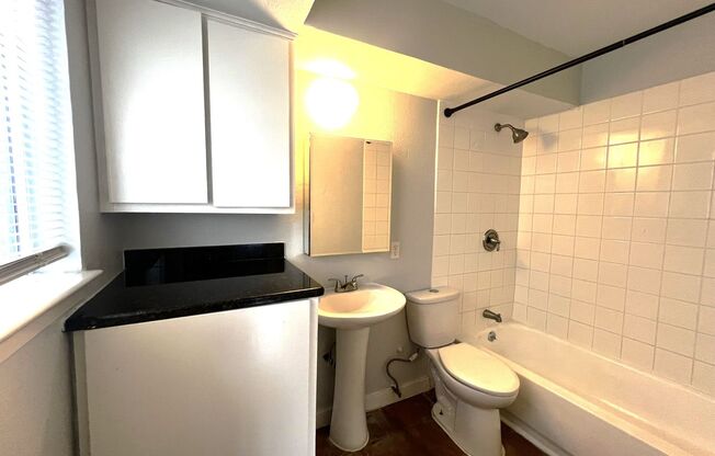 Studio, 1 bath, 400 sqft, $995, Unit 102