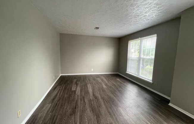 Cute 3 bed duplex in great Hermitage location!