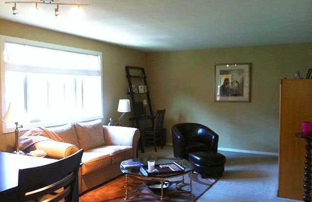 Updated one bedroom TOP Floor Condo with private balcony for $1450!