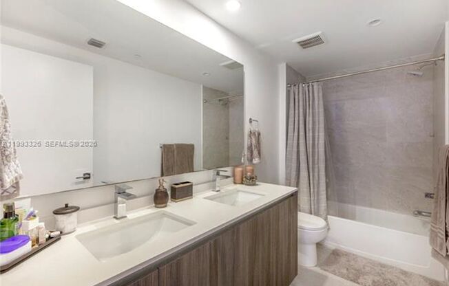 2 beds, 2 baths, 1,038 sqft, $5,200, Unit 488 NE 18th St # 909