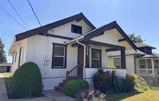 Bremerton Charmer for Rent! Fully Fenced Yard, Available 05/31/2025