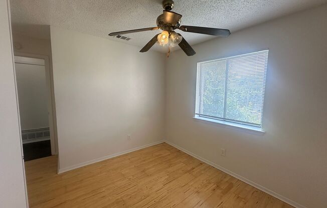 3 beds, 1 bath, $1,500, Unit UNIT 4