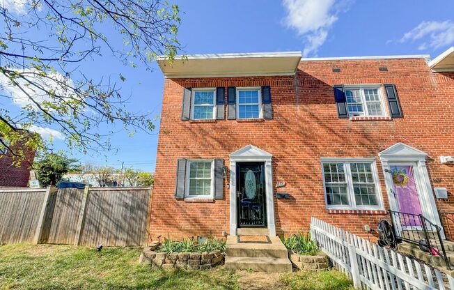 Gorgeous 3 Bed 1.5 Bath End-Unit Brick Townhome With Fenced Yard In Hume Springs