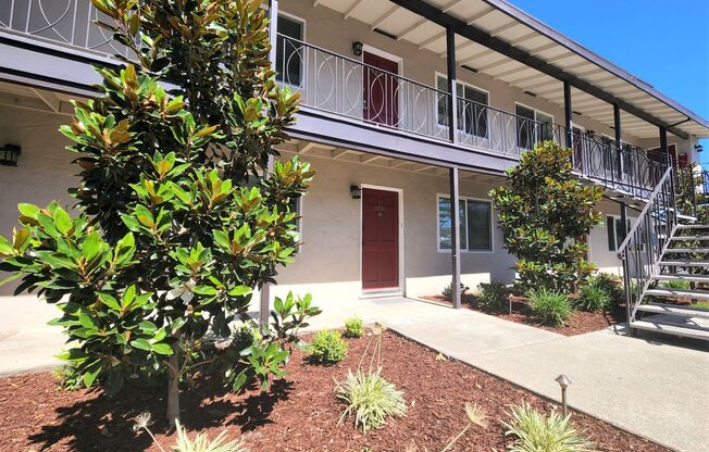 Updated Top Floor 2 Bedroom/1 Bathroom Apartment