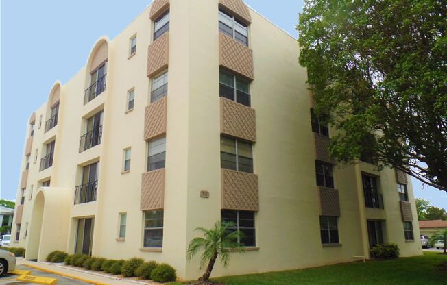 Sunny spot in St Pete, close to downtown & all kinds of shopping, dining