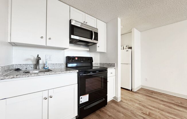 Pet Friendly One-Bedroom Condo with A/C and Parking near UH Manoa