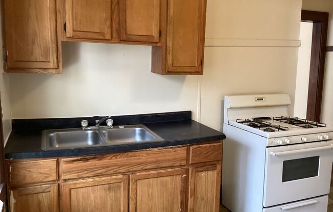 2 beds, 1 bath, $895, Unit 3732 (Upper)