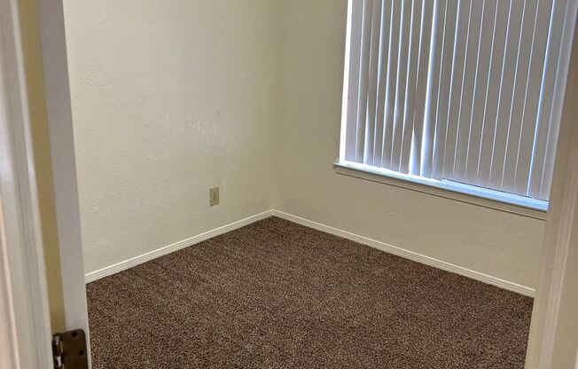 2 beds, 1 bath, 861 sqft, $970, Unit 20