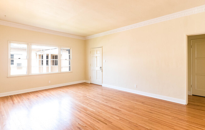 1056 S GENESEE AVE
