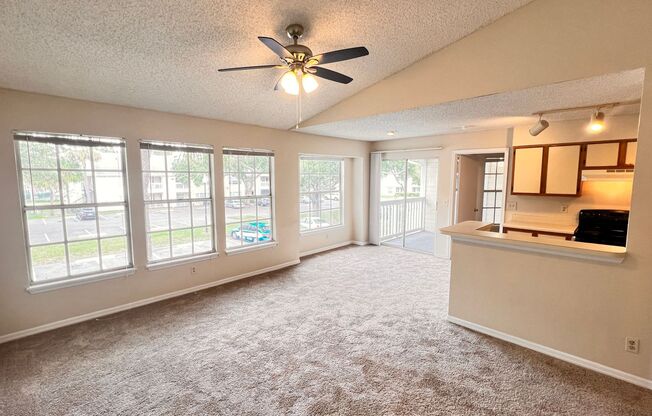 Available NOW! Charming 2 BD / 2 BA in Orlando. Washer and Dryer INCLUDED! Great Location!