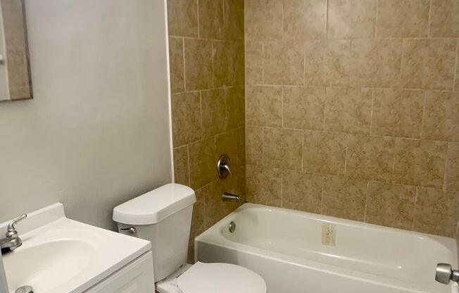 2 beds, 1 bath, 770 sqft, $1,100, Unit Birchwood 1