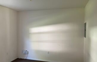 SPACIOUS 2BR/1BA Zephyrhills, Duplex, Vaulted Ceilings, More! NO APPLICATION FEE!