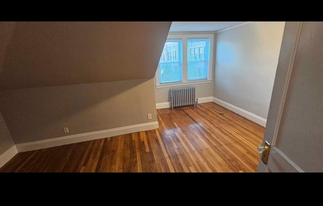 2 beds, 1 bath, 1,100 sqft, $2,200, Unit 3R