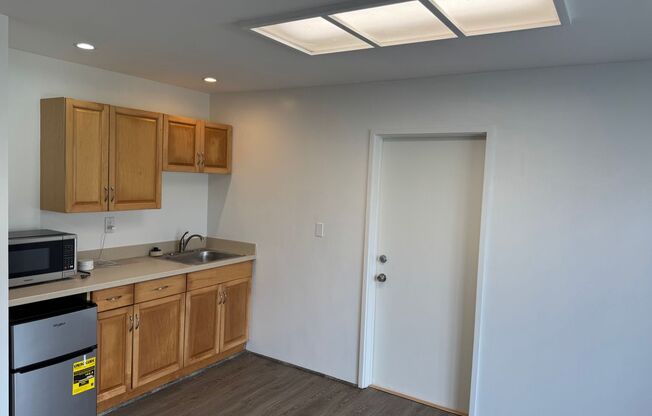 Private Manoa One Bedroom Unit with a beautiful valley view (420 sq ft)