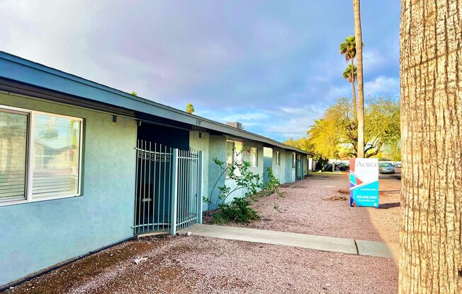 *MOVE IN SPECIAL* Beautifully Renovated 2 Bed 2 Bath with In Unit Washer & Dryer Just Moment from Old Town Scottsdale!