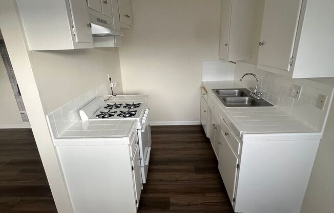 1 bed, 1 bath, $1,565, Unit 27