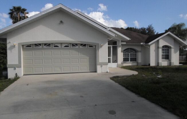 Beautiful 3BR 2BA House with Pool in Lehigh Acres