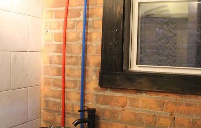 2 BEDROOM LOCATED IN THE HEART OF THE ART DISTRICT!