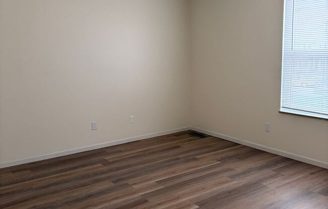 2 beds, 1 bath, 885 sqft, $1,150, Unit 740