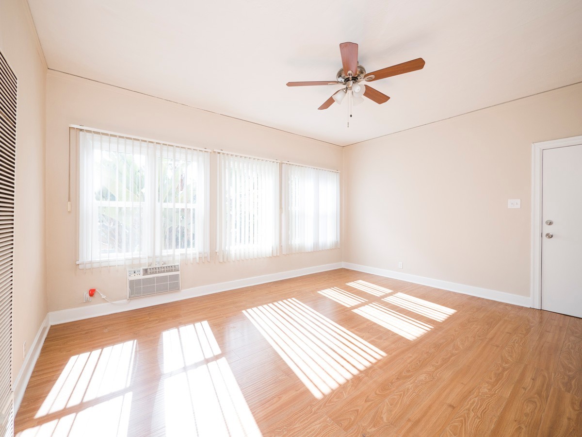 5225 De Longpre Ave
