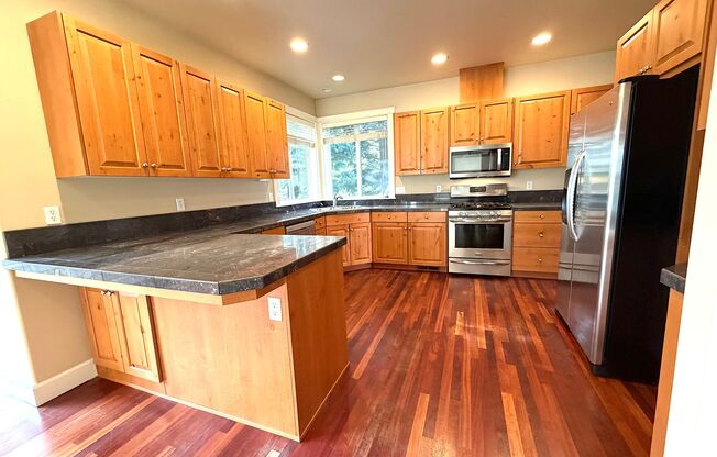 Beautiful, 4 Bed Bull Mountain Home