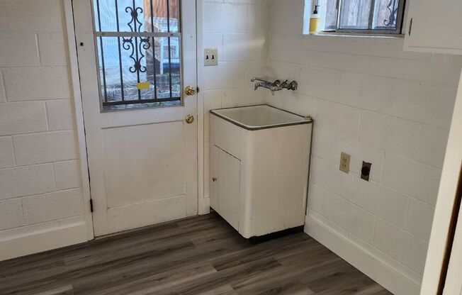 2 beds, 1 bath, $1,300