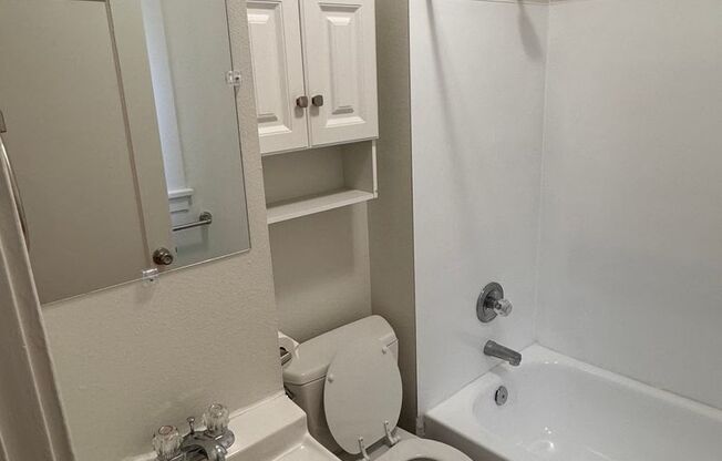 Studio, 1 bath, 400 sqft, $850, Unit 414