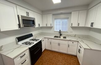 437 W 11 ST
