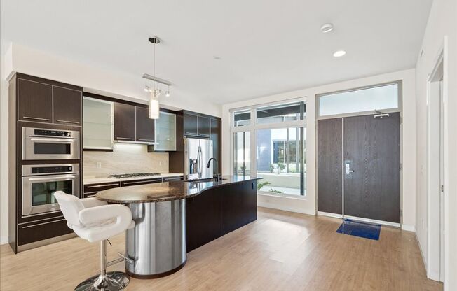 Serene Resort Community, 2 bd, 2 bth, 2 Story Gym, Rooftop Deck, 4 Pools