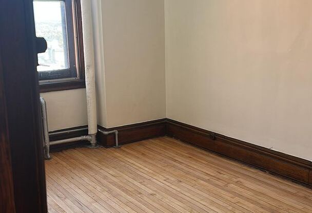 2 beds, 1 bath, 796 sqft, $900, Unit 11-D