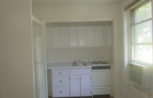 Studio, 1 bath, 325 sqft, $1,125, Unit 15-06