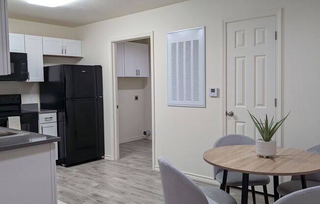 2 beds, 1 bath, 988 sqft, $1,525, Unit 124