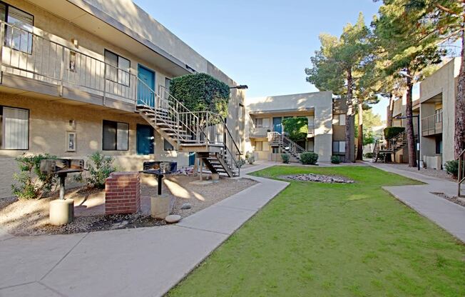 a view of the courtyard at the whispering winds apartments in pearland, tx