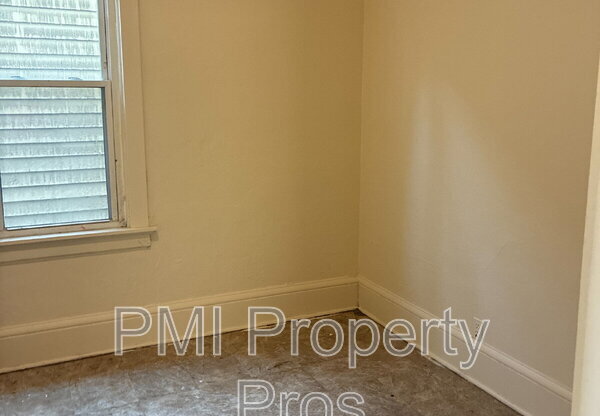 1562 S 7 ST