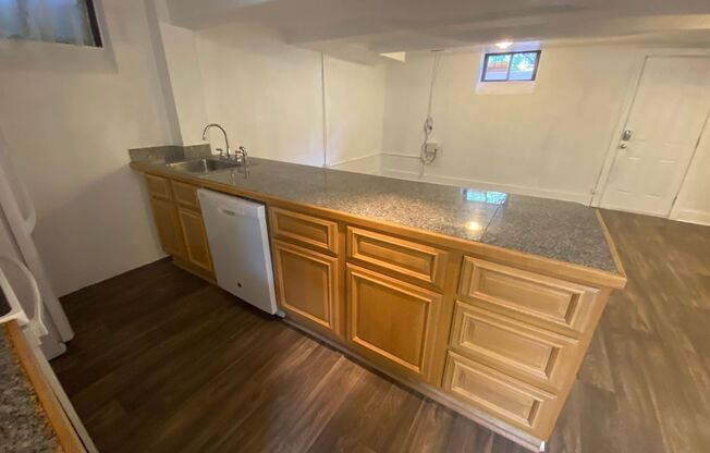 2 beds, 1 bath, $1,295, Unit 1924 South Columbine Street