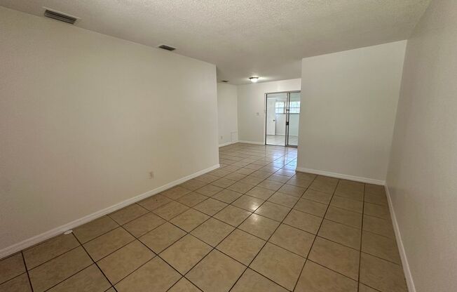 Charming 3-Bedroom Home in Orlando – Available Now!