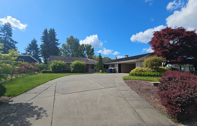 Beautifully Bellevue Rambler in Prime Location