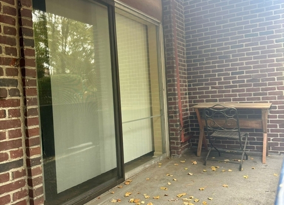 2 beds, 1 bath, 1,020 sqft, $2,300, Unit E112