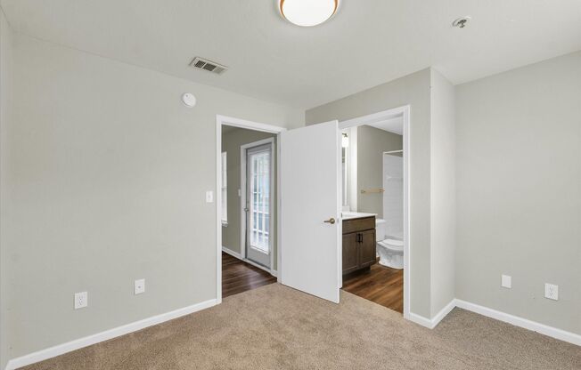3 beds, 3 baths, 1,022 sqft, $1,369, Unit 13-302
