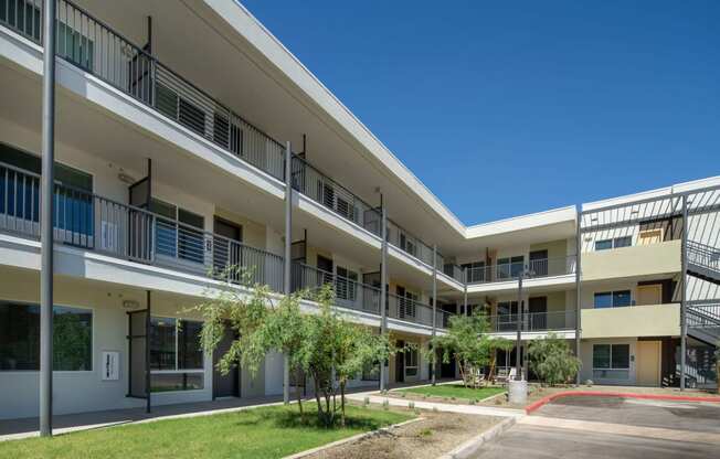 Exterior of Streamliner 16th Apartments in Phoenix