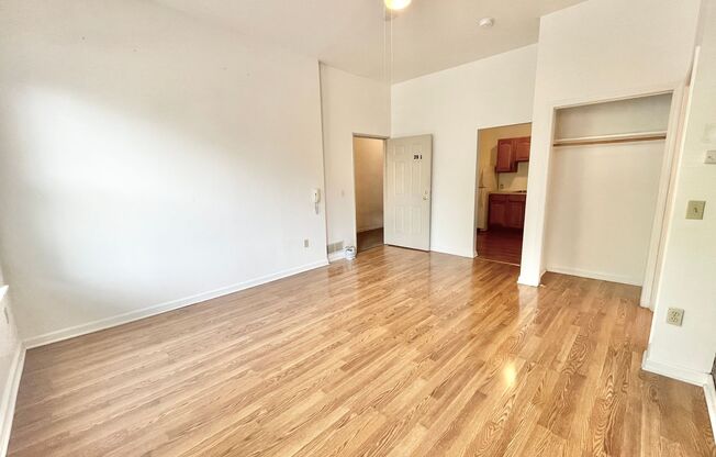 2 beds, 1 bath, $1,395, Unit 1728-01