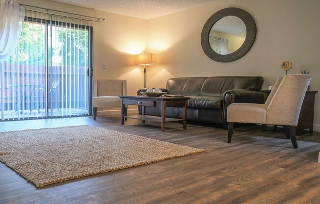 2 beds, 1 bath, 900 sqft, $1,570, Unit 1842-105