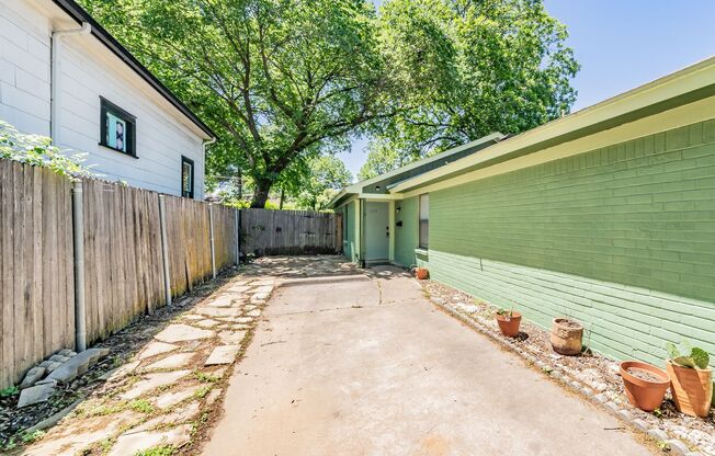 Super cute and recently remodeled duplex -walking distance to Magnolia