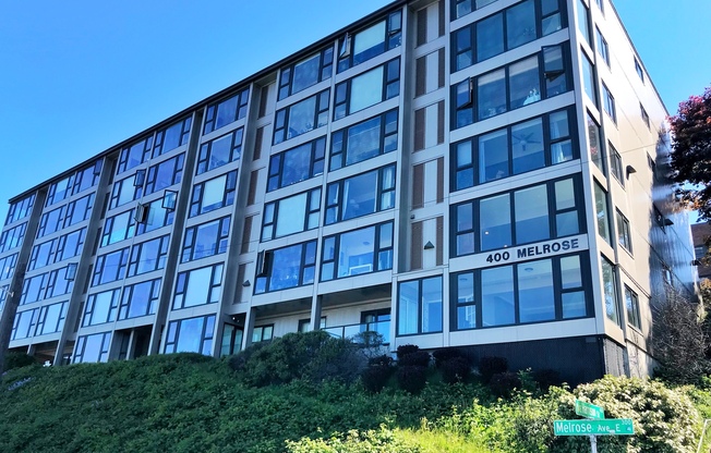 2-bed, 2-bath Condo with Sweeping Views of City and Space Needle!