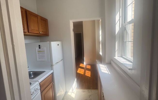 Studio, 1 bath, 294 sqft, $1,420, Unit New King Edward  9A4